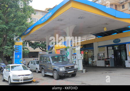 Bharat Petroleum petrol gas station India Mumbai Stock Photo - Alamy