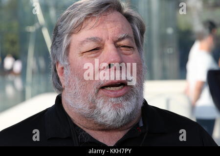 Cupertino, USA. 12th Sep, 2017. Apple co-founder Steve Wozniak speaks to journalists on the presentation of the new iPhone X in Cupertino, US, 12 September 2017. As a young man, 'Woz' built so-called Blue Boxes, with which the telephone system could be manipulated. A Blue Box by Wozniak from the 70s is now put up for auction at the auction house Bonhams in New York. - NO WIRE SERVICE - Credit: Christoph Dernbach/dpa/Alamy Live News Stock Photo