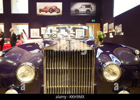 London, UK,1st December 2017, Top Celebrity cars on display at Bonhams in London. Cars include: A 1959 Rolls-Royce Silver Cloud (£600,000-800,000) It originally belonged to Pete Murray OBE, and the car was used as the wedding car for the marriage of Madonna and Guy Ritchie at Skibo Castle in 2000 Credit: Keith Larby/Alamy Live News Stock Photo