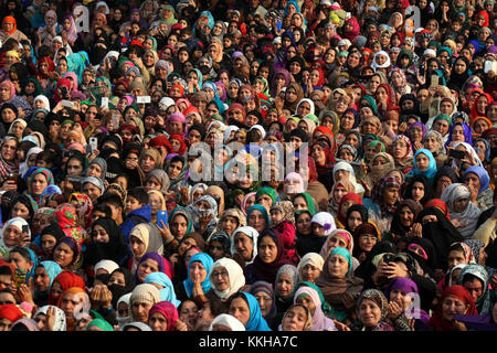 Kashmir. 1st December, 2017. Thousands of Devotes .Braving bone-chilling cold, from across Kashmir visited revered Hazratbal shrine on praying as kashmiri Head priest displaying holy relic of Prophet Muhammad (SAW) .on the eve of Eid-Milad-un-Nabi (SAW).The devotees including men, women and children visited the shrine throughout the day to offer prayers and have glimpse of the holy relic of Prophet Muhammad (SAW), which were displayed after every congregational prayers. Credit: sofi suhail/Alamy Live News Stock Photo