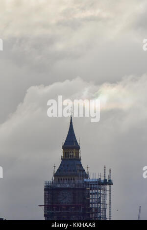 Westminster, London, UK. 1st Dec, 2017. Cloud and sunshine over Westminster on the 1st of December the start of meteorological winter. Credit: Matthew Chattle/Alamy Live News Stock Photo
