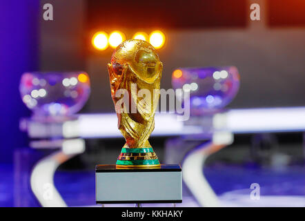 Moskau, Russland. 29th Nov, 2017. Der FIFA- Weltpokal/Trophaee, Trophy. Fussball: Auslosung zur FIFA- Fussball Weltmeisterschaft 2018 in Moskau, Russland 01.12.2017 - Football, Draw for the FIFA- World Cup 2018, Moscow, December 01, 2017 |usage worldwide Credit: dpa/Alamy Live News