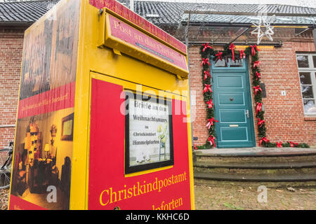 Himmelpforten, Germany. 29th Nov, 2017. A special mailbox stands outside the Christ Child Post Office in Himmelpforten, Germany, 29 November 2017. The earthly helpers of the Christmas Post Office Himmelpforten reply to the letters with wishes and greetings from children to Santa Claus from 1 December 2017. Credit: Christian Hager/dpa/Alamy Live News Stock Photo