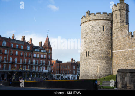 Windsor, UK. 1st Dec, 2017. A view of the Harte & Garter Hotel and the Salisbury Tower of Windsor Castle. Hotels in Windsor close to Windsor Castle have already reported increased trade since the announcement of the engagement of Prince Harry and Meghan Markle. Credit: Mark Kerrison/Alamy Live News Stock Photo