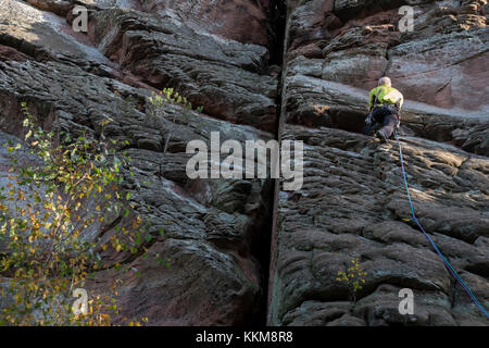 Climber at the PK edge on the Hochsteinnadel, Dahner Felsenland, Palatine Forest, Rhineland-Palatinate, Germany, Stock Photo