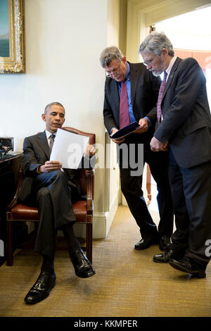 President Barack Obama confers with PCAST Co-chairs Eric Lander and Dr. John Holdren, Director of the Office of Science and Technology Policy, right, to prep for a meeting with the President's Council of Advisors on Science and Technology, in the Outer Oval Office, March 27, 2015. (Official White House Photo by Pete Souza)  This official White House photograph is being made available only for publication by news organizations and/or for personal use printing by the subject(s) of the photograph. The photograph may not be manipulated in any way and may not be used in commercial or political mate Stock Photo