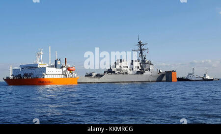 171124-N-XK398-048 TOKYO BAY, Japan (Nov. 24, 2017) - The Arleigh Burke-class guided-missile destroyer USS Fitzgerald (DDG 62) is loading onto the heavy lift transport vessel MV Transshelf. Transshelf will transport Fitzgerald to Pascagoula, Mississippi to complete repairs. (U.S. Navy photo by Mass Communication Specialist 3rd Class Joshua Mortensen/Released) Stock Photo