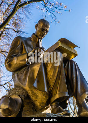 Statue Indro Montanelli in the Giardini Pubblici in Milan Stock Photo