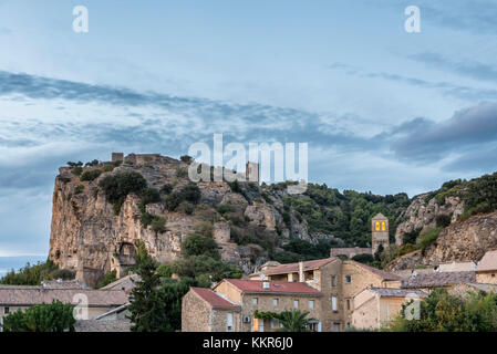 Mornas, Vaucluse, France, view of the Old Town of Mornas with the castle Monars on the limestone massif, Département Vaucluse in the region of Provence-Alpes-Côte d'Azur, Arrondissement Carpentras, canton of Bollène. Stock Photo