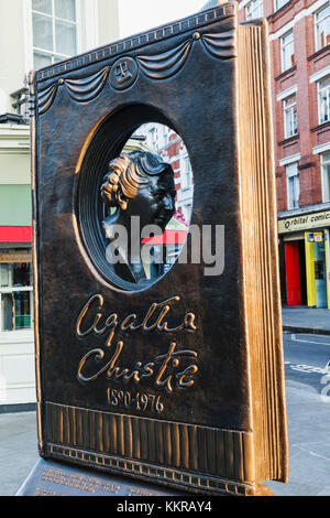 England, London, Covent Garden, The Agatha Christie Memorial Sculpture by Ben Twiston-Davies Stock Photo