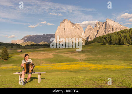 Alpe di Siusi/Seiser Alm, Dolomites, South Tyrol, Italy. Young woman playing with the accordion at the Alpe di Siusi Stock Photo