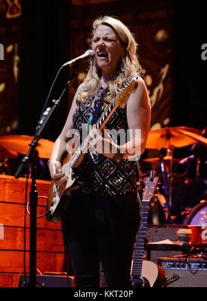 BOCA RATON - JANUARY 18: Susan Tedeschi of Tedeschi Trucks Band performs during the Sunshine Blues Festival at the Mizner Park Amphitheatre on January 18, 2015 in Boca Raton, Florida.  People:  Susan Tedeschi of Tedeschi Trucks Band Stock Photo