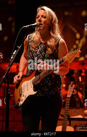 BOCA RATON - JANUARY 18: Susan Tedeschi of Tedeschi Trucks Band performs during the Sunshine Blues Festival at the Mizner Park Amphitheatre on January 18, 2015 in Boca Raton, Florida.  People:  Susan Tedeschi of Tedeschi Trucks Band Stock Photo