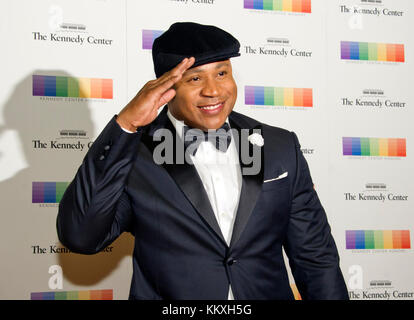 Washington DC, USA. 2nd December, 2017. LL COOL J salutes as he arrives for the formal Artist's Dinner honoring the recipients of the 40th Annual Kennedy Center Honors hosted by United States Secretary of State Rex Tillerson at the US Department of State in Washington, DC on Saturday, December 2, 2017. The 2017 honorees are: American dancer and choreographer Carmen de Lavallade; Cuban American singer-songwriter and actress Gloria Estefan; ; American television writer and producer Norman Lear; and American musician and record producer Lion Credit: MediaPunch Inc/Alamy Live News Stock Photo