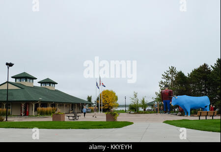 Visitors Center and Statues of Paul Bunyan and Babe The Blue Ox in Bemidji, Minnesota, USA. Stock Photo