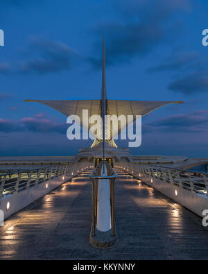 Reiman Pedestrian Bridge leading into the Milwaukee Art Museum in Milwaukee, Wisconsin Stock Photo