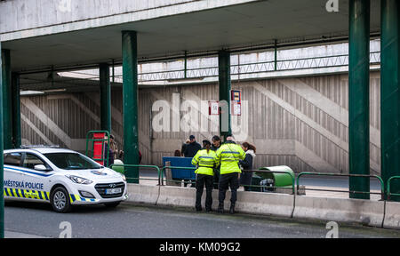 police watch smoking ban on railway station, Prague, Czech Republic, 24. November 2017 Stock Photo