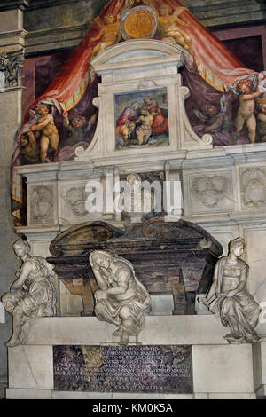 Bust of Michelangelo - Michelangelo's tomb Santa Croce ( The Basilica di Santa Croce is the principal Franciscan church in Florence ) Italy ( Michelangelo di Lodovico Buonarroti Simoni (1475 –1564) Santa Croche Church and Museum,  by Leon Battista Alberti 1470 Florence Italy ( The Basilica di Santa Croce  Franciscan church of Florence, Italy. e Piazza di Santa Croce, Tuscany  Italian,  Italy, Burials: Michelangelo, Galileo Galilei, Niccolo Machiavelli,  Architects, Filippo Brunelleschi, Arnolfo di Cambio, Niccolo Matas, Construction started,1294 ) Stock Photo