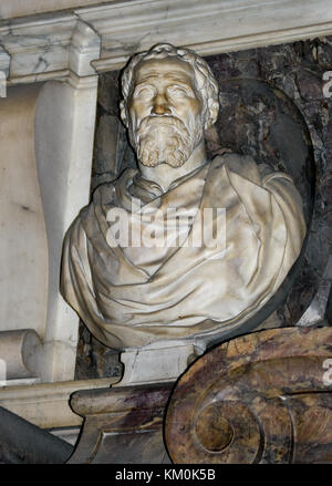 Bust of Michelangelo - Michelangelo's tomb Santa Croce ( The Basilica di Santa Croce is the principal Franciscan church in Florence ) Italy ( Michelangelo di Lodovico Buonarroti Simoni (1475 –1564) Santa Croche Church and Museum,  by Leon Battista Alberti 1470 Florence Italy ( The Basilica di Santa Croce  Franciscan church of Florence, Italy. e Piazza di Santa Croce, Tuscany  Italian,  Italy, Burials: Michelangelo, Galileo Galilei, Niccolo Machiavelli,  Architects, Filippo Brunelleschi, Arnolfo di Cambio, Niccolo Matas, Construction started,1294 ) Stock Photo