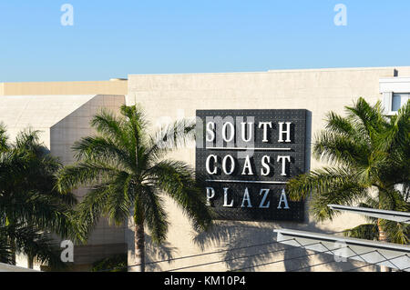 COSTA MESA, CA - DEC 1, 2017: Westin South Coast Plaza. Hotel guests can  access the world famous South Coast Plasa mall via a pedestrian bridge  Stock Photo - Alamy