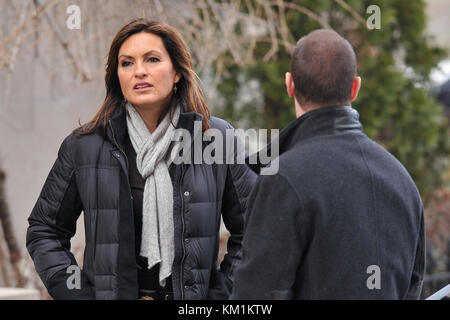 NEW YORK - FEBRUARY 14: Mariska Hargitay Christopher Meloni on the 'Law & Order: Special Victims Unit' movie set on the upper west side. on February 14, 2011 in New York City.   People:  Mariska Hargitay Christopher Meloni Stock Photo