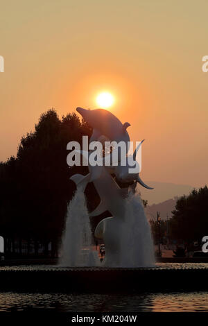 Sunrise over the the Rhapsody sculpture, Waterfront park, City Art Trail, Kelowna City, Okanagan valley, British Columbia, Canada. Stock Photo