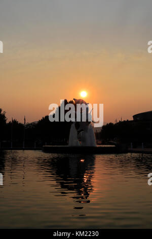 Sunrise over the the Rhapsody sculpture, Waterfront park, City Art Trail, Kelowna City, Okanagan valley, British Columbia, Canada. Stock Photo