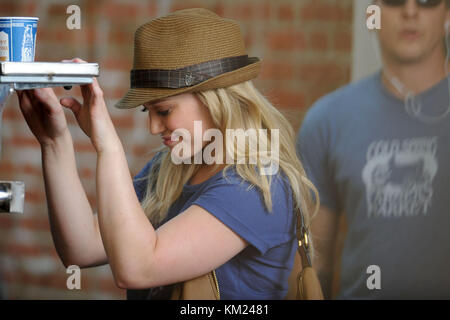 NEW YORK - AUGUST 03:  Hillary Duff is seen on the set 'Gossip Girl' in Manhattan on August 3, 2009 in New York City   People:  Hillary Duff Stock Photo