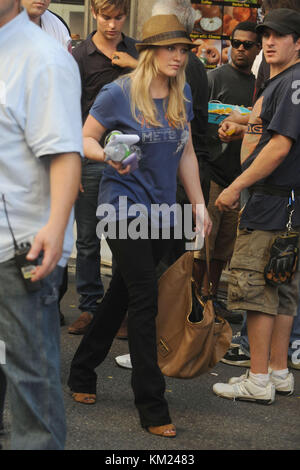 NEW YORK - AUGUST 03:  Hillary Duff is seen on the set 'Gossip Girl' in Manhattan on August 3, 2009 in New York City   People:  Hillary Duff Stock Photo