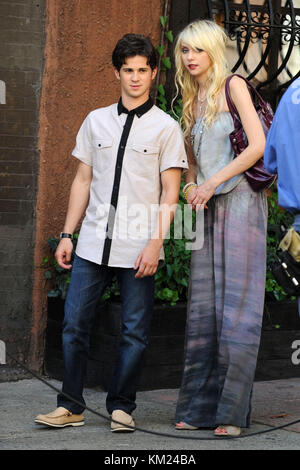 NEW YORK - AUGUST 11: Taylor Momsen,  Penn Badgley on location for 'Gossip Girl' on the streets of Manhattan on August 11, 2009 in New York City   People:  Taylor Momsen,  Penn Badgley Stock Photo