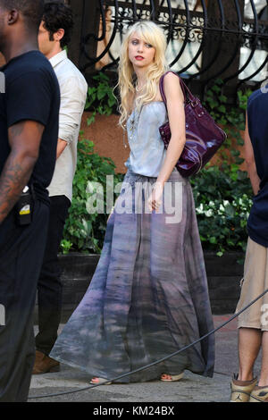NEW YORK - AUGUST 11: Taylor Momsen on location for 'Gossip Girl' on the streets of Manhattan on August 11, 2009 in New York City   People:  Taylor Momsen Stock Photo