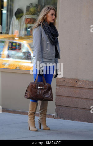 NEW YORK - NOVEMBER 18:  Blake Lively  films scene on location on the 'Gossip Girl' film set in Midtown Manhattan on November 18, 2009 in New York City.    People:   Blake Lively Stock Photo