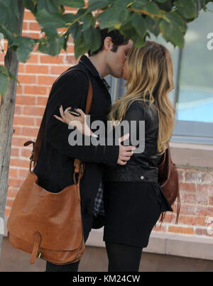 NEW YORK - OCTOBER 06: Actress Hilary Duff and actor Penn Badgley share a kiss while filming on location for 'Gossip Girl' on the streets of Manhattan On October 6, 2009 in New York City.  People:  Hilary Duff, Penn Badgley Stock Photo