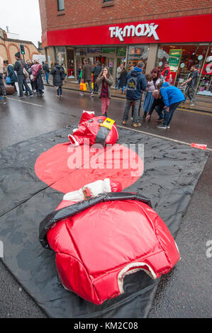 Wimbledon, London SW19, UK. 3 December, 2017. Love Wimbledon’s popular ‘Wimbledon Winter Wonderland’ returns to temporarily pedestrianised Wimbledon Broadway with thousands of visitors treated to Christmas market stalls, street entertainment, festive performances and children’s rides. Credit: Malcolm Park/Alamy Live News. Stock Photo