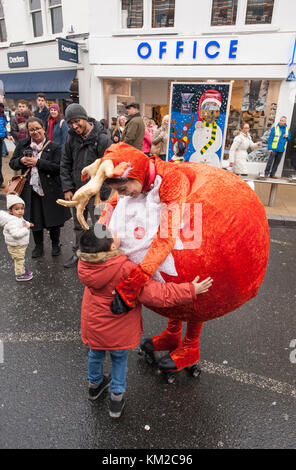 Wimbledon, London SW19, UK. 3 December, 2017. Love Wimbledon’s popular ‘Wimbledon Winter Wonderland’ returns to temporarily pedestrianised Wimbledon Broadway with thousands of visitors treated to Christmas market stalls, street entertainment, festive performances and children’s rides. Credit: Malcolm Park/Alamy Live News. Stock Photo