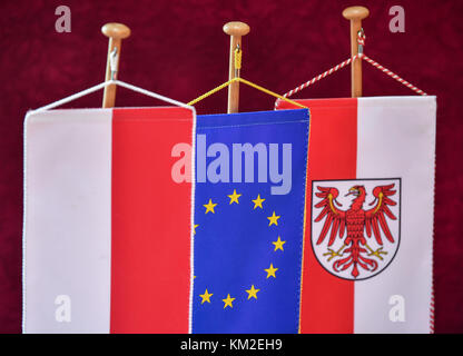 Kostrzyn, Poland, Germany. 29th Nov, 2017. Small flags of (L-R), Poland, the European Union and Brandenburg stand on a table border conference in Kostrzyn, Poland, Germany, 29 November 2017. Credit: Patrick Pleul/dpa-Zentralbild/ZB/dpa/Alamy Live News Stock Photo