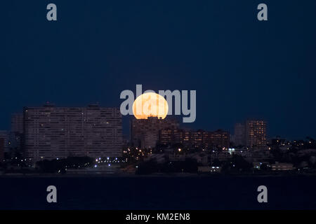 Alicante, Spain. 3rd Dec, 2017. The brightest moon of the year rises over San Juan beach in Alicante, Spain. Credit: Marcos del Mazo/Alamy Live News Stock Photo