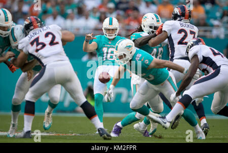 San Francisco 49ers vs. Miami Dolphins. Fans support on NFL Game.  Silhouette of supporters, big screen with two rivals in background Stock  Photo - Alamy