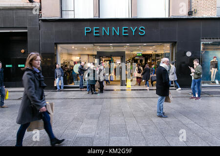 Dublin, Ireland. 3rd Dec, 2017. Busy Sunday on Henry street with merchants and shoppers getting ready for Christmas Stock Photo