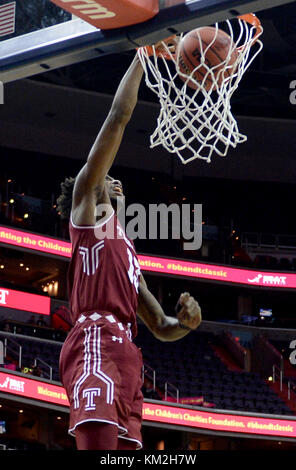 Washington, DC, USA. 3rd Dec, 2017. 20171203 - Temple guard QUINTON ROSE (13) dunks against George Washington University in the second half at Capital One Arena in Washington. Credit: Chuck Myers/ZUMA Wire/Alamy Live News Stock Photo