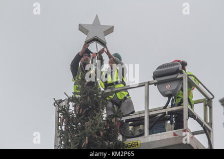 London, UK. 4th Dec, 2017. Workers on a cherry picker place a White  star on top of the Norwegian spruce measuring 25 metres tall donated to the people of Britain by the city of Oslo, Norway each year since 1947 Credit: amer ghazzal/Alamy Live News Stock Photo