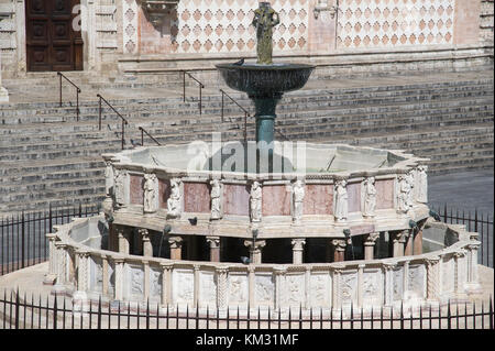 XIII-century Fontana Maggiore (monumental fountain) by Nicola Pisano, Giovanni Pisano and Fra Brevignate on Piazza IV Novembre in Perugia, Umbria, Ita Stock Photo