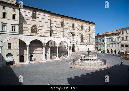 Gothic Cattedrale metropolitana di San Lorenzo (Cathedral of San Lorenzo) and XIII-century Fontana Maggiore (monumental fountain) by Nicola Pisano, Gi Stock Photo