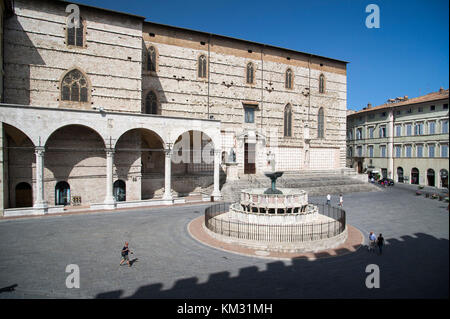 Gothic Cattedrale metropolitana di San Lorenzo (Cathedral of San Lorenzo) and XIII-century Fontana Maggiore (monumental fountain) by Nicola Pisano, Gi Stock Photo