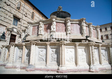 Gothic Cattedrale metropolitana di San Lorenzo (Cathedral of San Lorenzo) and XIII-century Fontana Maggiore (monumental fountain) by Nicola Pisano, Gi Stock Photo