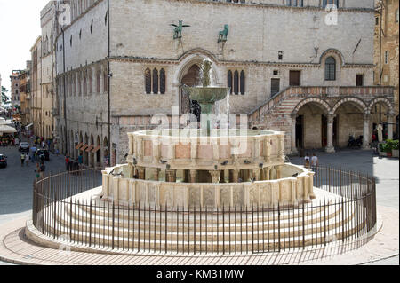 Romanesque XIII-century Fontana Maggiore (monumental fountain) by Nicola Pisano, Giovanni Pisano and Fra Brevignate and Gothic Palazzo dei Priori (Tow Stock Photo