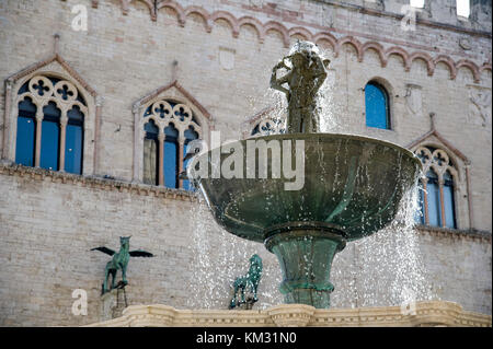 Romanesque XIII-century Fontana Maggiore (monumental fountain) by Nicola Pisano, Giovanni Pisano and Fra Brevignate and Gothic Palazzo dei Priori (Tow Stock Photo