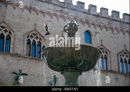 Romanesque XIII-century Fontana Maggiore (monumental fountain) by Nicola Pisano, Giovanni Pisano and Fra Brevignate and Gothic Palazzo dei Priori (Tow Stock Photo