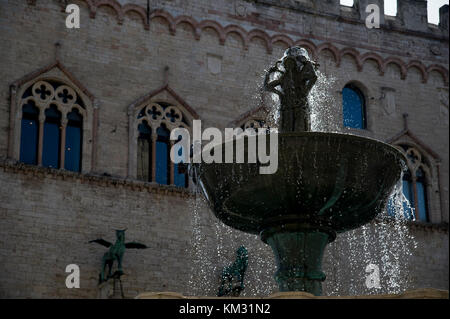 Romanesque XIII-century Fontana Maggiore (monumental fountain) by Nicola Pisano, Giovanni Pisano and Fra Brevignate and Gothic Palazzo dei Priori (Tow Stock Photo