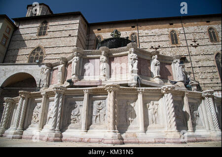 Gothic Cattedrale metropolitana di San Lorenzo (Cathedral of San Lorenzo) and XIII-century Fontana Maggiore (monumental fountain) by Nicola Pisano, Gi Stock Photo